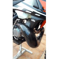 PROTECTOR DE BUFANDA FMF CARBONO RACING HUSQVARNA TE250/300 (2014-2016)