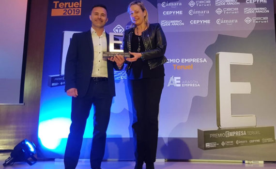 Ivan Segura, gerente de MotocrossCenter.com recoge el Premio Empresa 2019 Teruel