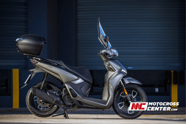 alt="Vista lateral completa de la Voge SR16 125, destacando su diseño elegante, ergonomía y detalles técnicos"